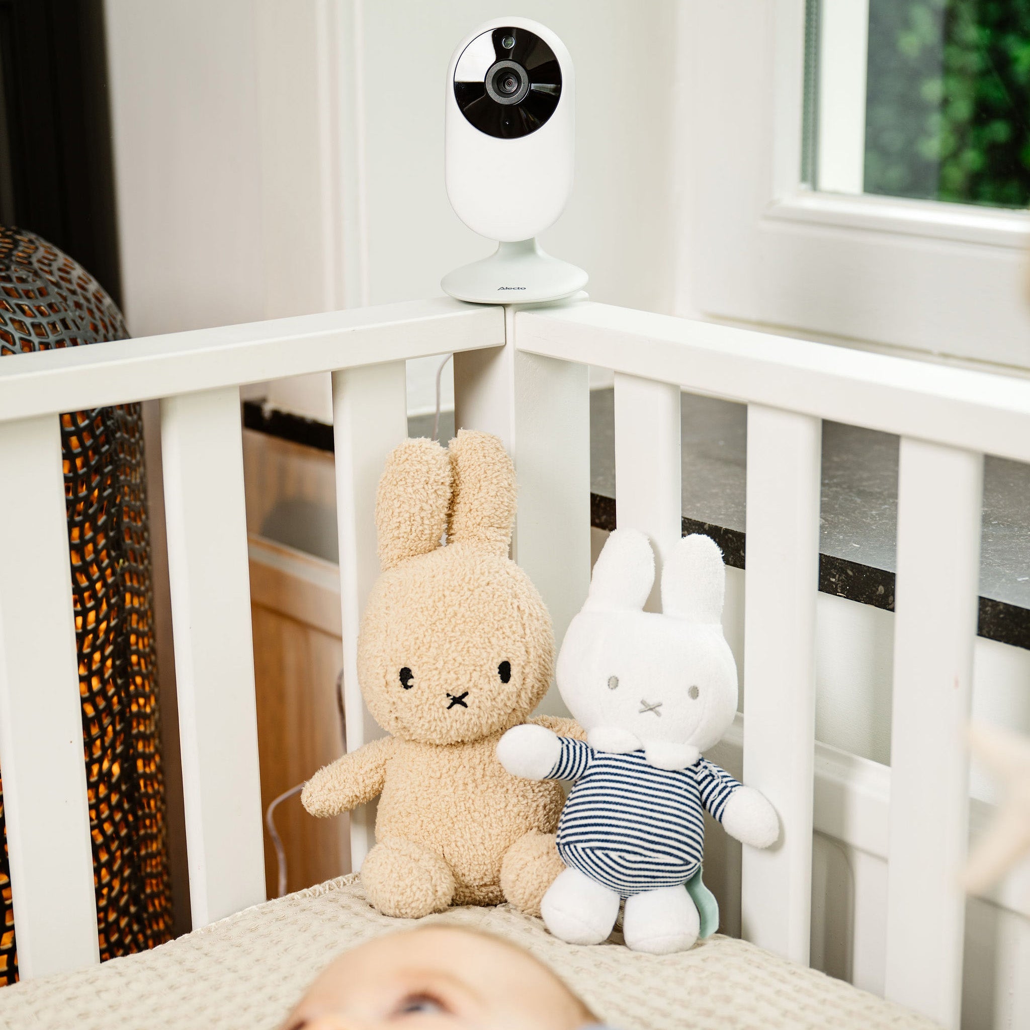 Alecto DVM2028 - Baby monitor with camera with 2.8" display - Night vision and temperature display - White/Grey