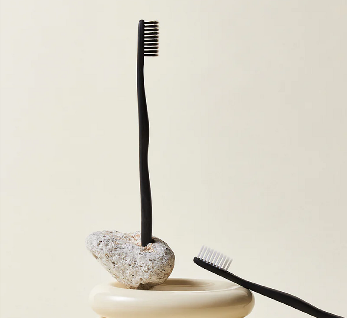 Furça dhëmbësh Humble me bazë bimore me 2 copë