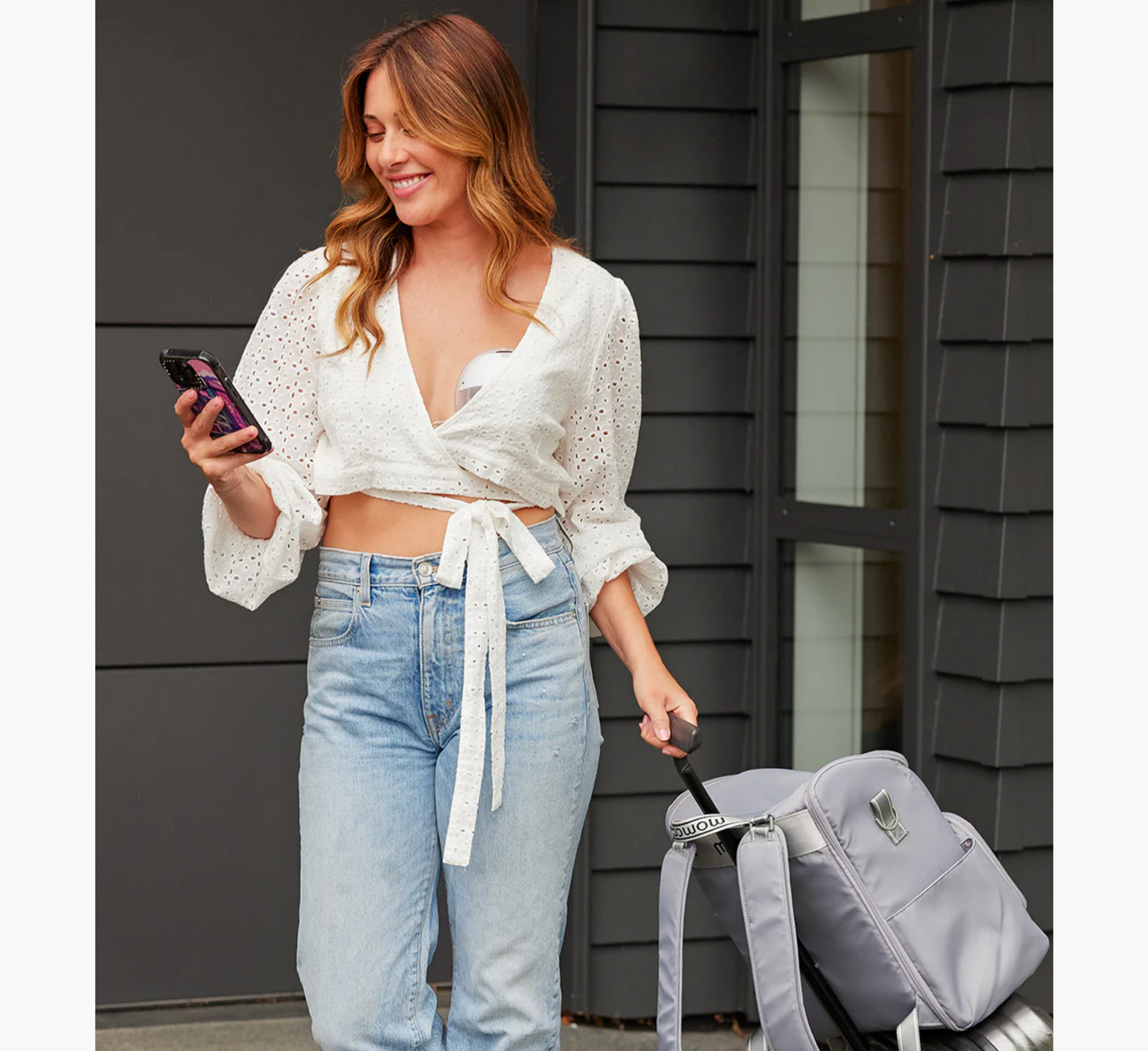 Pompë gjiri e veshur me një Momcozy M5 