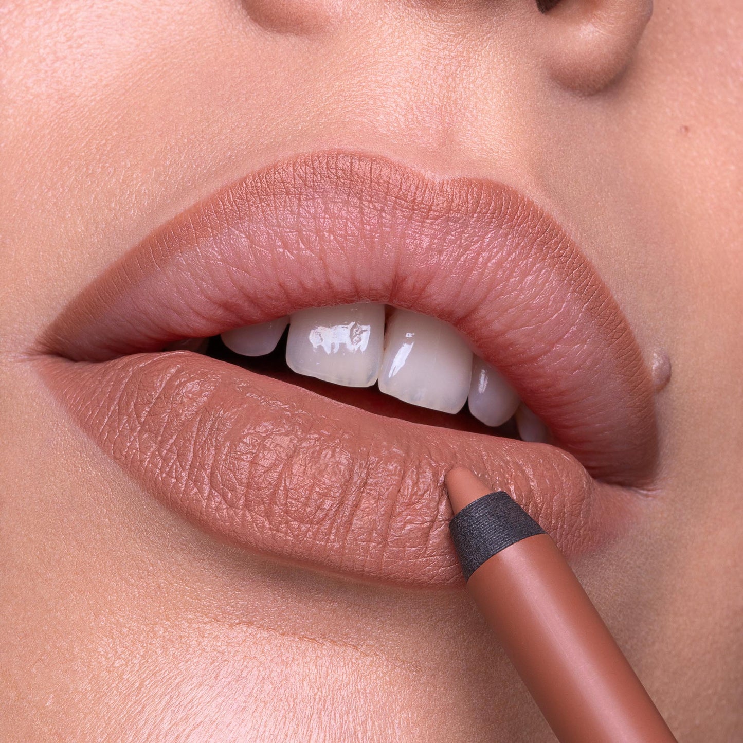 Close-Up Lip Shaper