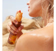 Gratë duke përdorur spray bronzues në plazh, bukuria dhe mirëqënia në diell