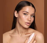 SKOSMETICS AQUA GLOW PRIMER &amp; HIGHLIGTER (shkëlqim i lëngshëm)