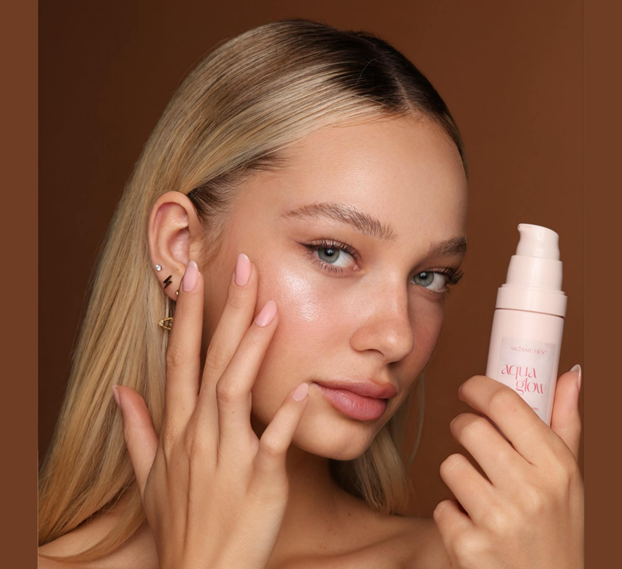 SKOSMETICS AQUA GLOW PRIMER &amp; HIGHLIGTER (shkëlqim i lëngshëm)