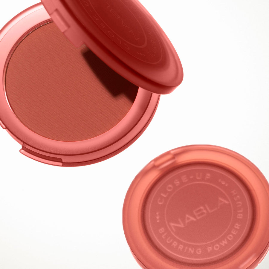Close-Up Blurring Powder Blush